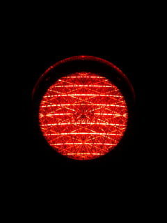 custodia in plastica rossa, semafori, luce rossa, rosso, luce, segnale stradale, traffico, illuminato, nessuno, cartello, semaforo, comunicazione, avvicinamento, forma geometrica, guida, cerchio, copia spazio, attrezzatura per l'illuminazione, forma, notte, strada, segnale di stop, sfondo nero, all'aperto, 2K, CC0, dominio pubblico, privo di copyright