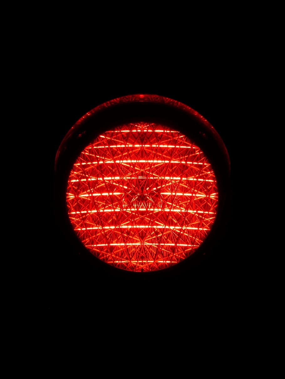custodia in plastica rossa, semafori, luce rossa, rosso, luce, segnale stradale, traffico, illuminato, nessuno, cartello, semaforo, comunicazione, avvicinamento, forma geometrica, guida, cerchio, copia spazio, attrezzatura per l'illuminazione, forma, notte, strada, segnale di stop, sfondo nero, all'aperto, 2K