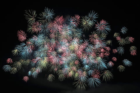 noapte, focuri de artificii, celebrare, explodează, foc de artificii, abstract, fundaluri, culoare neagră, vacanţă, multi colorate, foc de artificii - obiect de om, foc - fenomen natural, roșu, Crăciun, luminos, nici o persoana, a închide, în aer liber, zi, mişcare, eveniment, iluminat, vedere unghiulară joasă, natură, cer, arta culturii și divertismentului, frumusețe în natură, expunere lungă, plantă, veneraţie, ușoară, 2K, CC0, domeniu public, fără drepturi de autor