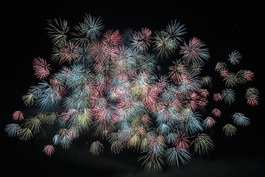 noapte, focuri de artificii, celebrare, explodează, foc de artificii, abstract, fundaluri, culoare neagră, vacanţă, multi colorate, foc de artificii - obiect de om, foc - fenomen natural, roșu, Crăciun, luminos, nici o persoana, a închide, în aer liber, zi, mişcare, eveniment, iluminat, vedere unghiulară joasă, natură, cer, arta culturii și divertismentului, frumusețe în natură, expunere lungă, plantă, veneraţie, ușoară, 2K