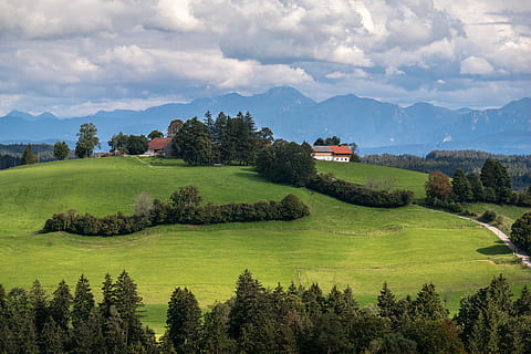 colina, alpino, nubes, cielo, dulce, romántico, romance, estado animico, agricultura, pasto, prado, bosque, panorama, visión, distante, montañas, baviera, Alemania, planta, árbol, paisajes - naturaleza, paisaje, hierba, ambiente, tranquilidad, escena tranquila, tierra, color verde, nube - cielo, belleza en la naturaleza, campo, naturaleza, escena no urbana, nadie, arquitectura, casa, edificio, al aire libre, paisaje ondulado, 5K, CC0, dominio público, libre de derechos