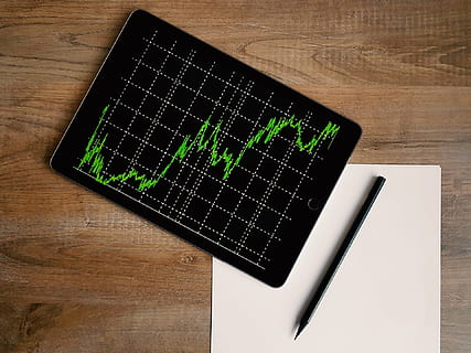 Platz, grau, ipad, Graph, Stil Stift, braun, Oberfläche, Gadget, modern, Technologie, Elektronik, Forschung, Tabelle, Schreibtisch, Büro, Papier-, Stift, Diagramm, drinnen, Kommunikation, kabellose Technologie, Holz - Material, High Angle View, keine Leute, Verbindung, grüne Farbe, Computer, Nahansicht, Bildschirm, Gerätebildschirm, direkt darüber, digitale Tablette, Computerausrüstung, Muster, schwarze Farbe, Daten, 1080P, CC0, gemeinfrei, lizenzfrei