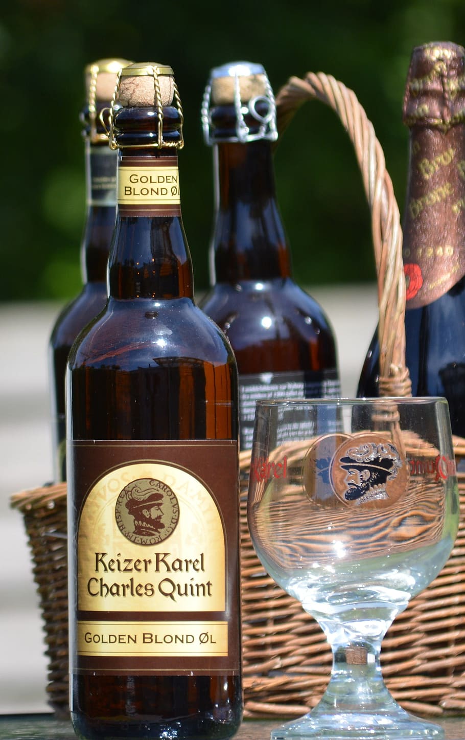 Bier, Getränk, Flasche, Container, Erfrischung, Text, Glas - Material, Essen und Trinken, Fokus auf den Vordergrund, westliche Schrift, Alkohol, keine Leute, transparent, Nahansicht, Wein, Weinflasche, Stillleben, Tabelle, Kommunikation, Etikette, Holz - Material, Glas, 2K