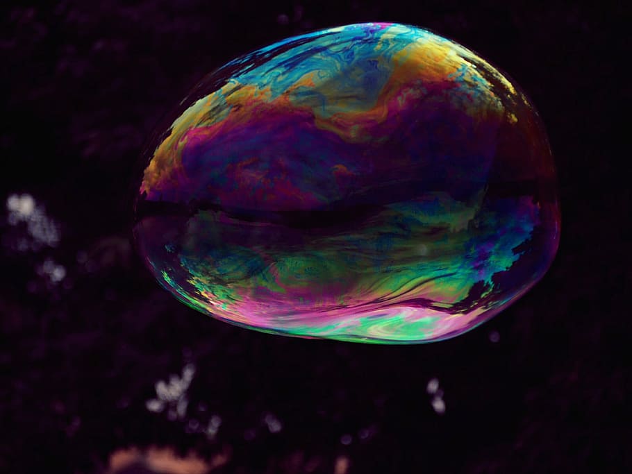 pietra preziosa perlescente, iridescente, blob d'acqua, avvicinamento, foto, bolla, arcobaleno, pop, colori, volante, multicolore, sapone sud, sfera, nessuno, natura, fragilità, vulnerabilità, sfondo nero, riflessione, bellezza nella natura, brillante, forma, girato in studio, trasparente, mezz'aria, rifrazione, forma geometrica, all'aperto, leggero, viola, 1080P