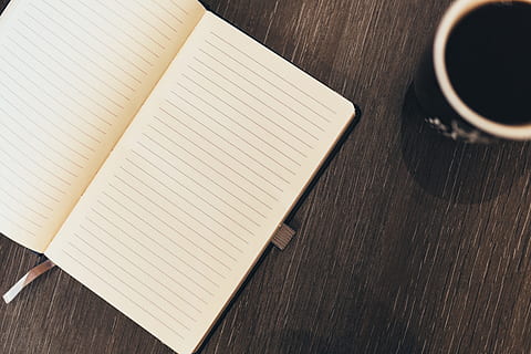 hvid, Bestil, ved siden af, sort, keramisk, krus, notesbog, papir, side, tom, blank, kontor, forretning, kaffe, arbejde, tænker, skrivebord, bord, arbejdsplads, linjer, mad og drikke, stilleben, kop, offentliggørelse, kaffe - drikke, drikke, indendørs, kaffekop, høj vinkel visning, forfriskning, træ - materiale, ingen mennesker, tæt på, friskhed, direkte over, alkoholfri drikkevare, 5K, CC0, offentligt domæne, royaltyfrie