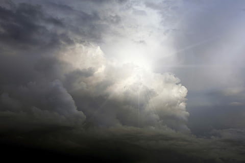 berawan, langit, siang hari, awan, hujan badai, meneruskan, sinar matahari, alam, kekuatan alam, mistik, cuaca, suasana, suasana hati, suasana cuaca, awan badai, atmosfer, meteorologi, awan - langit, badai, keindahan di alam, lingkungan Hidup, matahari, cloudscape, scenics - alam, tanda peringatan, mendung, tanda, tidak ada orang, gelap, langit yang dramatis, yg beralamat buruk, di luar rumah, kekuatan di alam, hujan, 5K, CC0, domain publik, bebas royalti