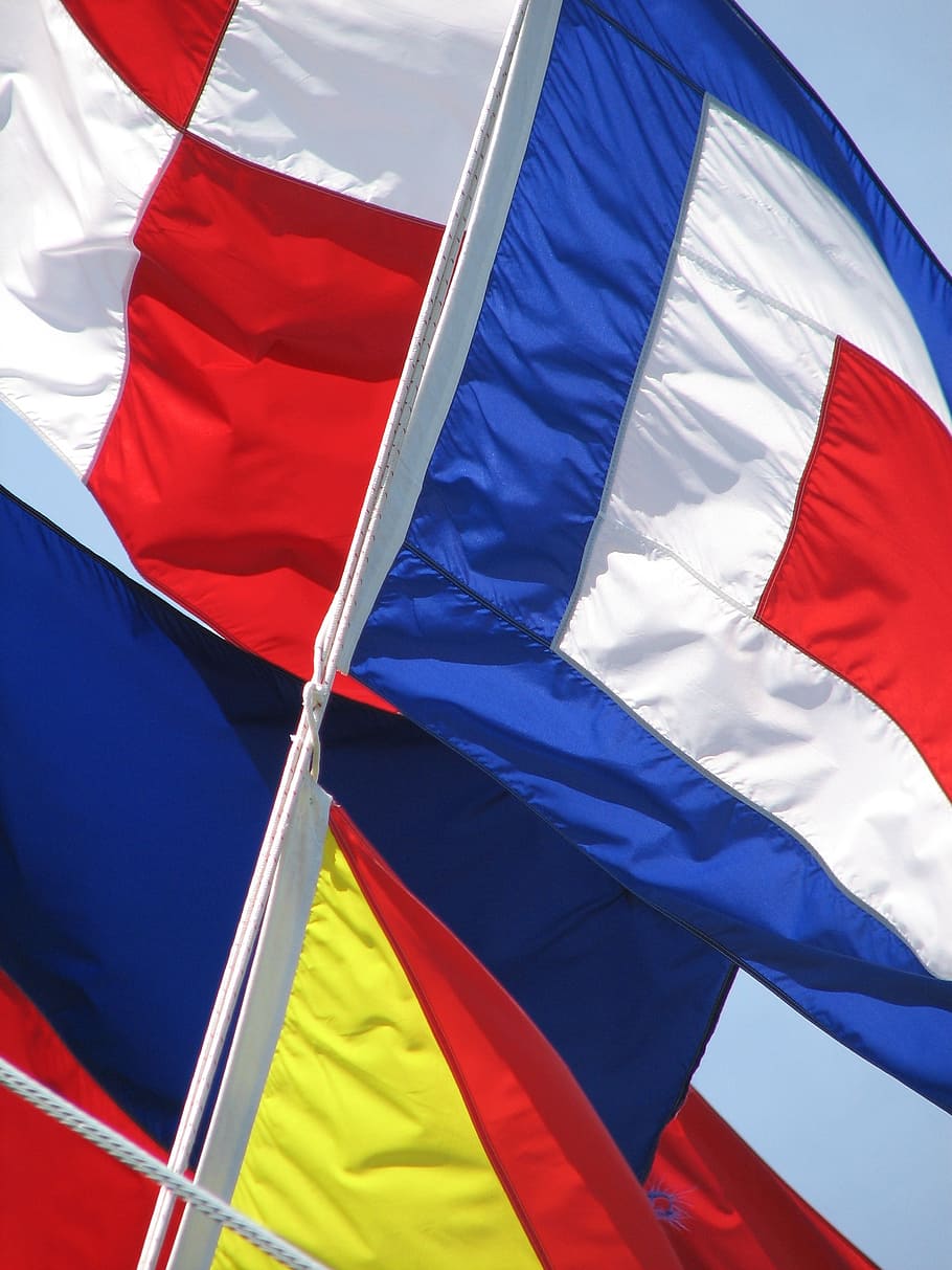 banderes, banderes nàutiques, nàutica, mar, blanc, blau, vermell, groc, color, viatjar, paisatge marí, multicolor, el patriotisme, bandera, tèxtil, cap gent, medi ambient, dia, vent, primer pla, ratlles, Color blanc, emoció, naturalesa, orgull, a l'aire lliure, llum solar, símbol, 2K