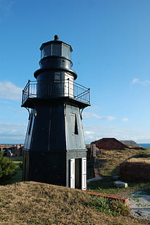 Leuchtturm, Himmel, draußen, gebaute Struktur, die Architektur, Natur, Turm, keine Leute, Tag, Pflanze, Gebäudehülle, Blau, wolke - himmel, Wasserturm - Lagertank, Land, Feld, Umgebung, Lagertank, Gras, Flachwinkelansicht, Wasserschutz, 2K, CC0, gemeinfrei, lizenzfrei