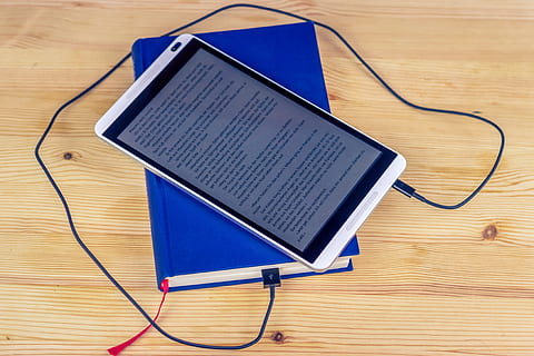 e-bog, tablet, touch screen, Læs, Bestil, mobil, uddannelse, multimedie, computer, teknologi, ereader, digital, moderne, online, Information, data, litteratur, tænke, bøger, sider, lære, undersøgelse, bogsider, visdom, papir, tekst, meddelelse, kabel, trådløs teknologi, forbindelse, høj vinkel visning, træ - materiale, bord, computerudstyr, blå, indendørs, internet, udstyr, ingen mennesker, computer netværk, bærbar informationsenhed, tæt på, stilleben, elektricitet, elektrisk udstyr, tastatur, 4K, CC0, offentligt domæne, royaltyfrie