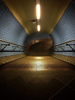 escala de metro, Camí, túnel, caminar, arquitectura, llum, manera, passadís, entrada, passatge, subterrani, resum, viatjar, pas inferior, a l'interior, escala, modern, estació del metro, cap gent, sòls, fosc, il·luminat, sostre, equips d’il·luminació, estructura construïda, el camí a seguir, direcció, transport públic, rajola, transport, buit, metro, perspectiva decreixent, sòl de rajoles, llarg, passarel·la subterrània, 2K, CC0, domini públic, lliure de regalies