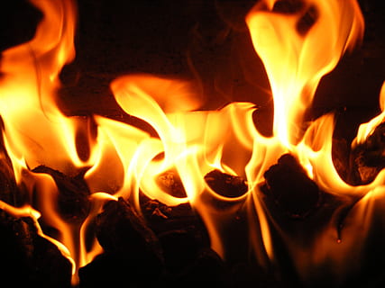 Nahansicht, Foto, Feuer, Flamme, brennen, Orange, Gelb, warm, feurig, Inferno, Hölle, lodern, lodernd, Verbrennung, Kamin, Leidenschaft, Feuer - natürliches Phänomen, Hitze - Temperatur, orange Farbe, keine Leute, glühend, Brennholz, Holz, Natur, Nacht-, Log, Bewegung, Holz - Material, drinnen, schwarzer Hintergrund, Lagerfeuer, 2K, CC0, gemeinfrei, lizenzfrei