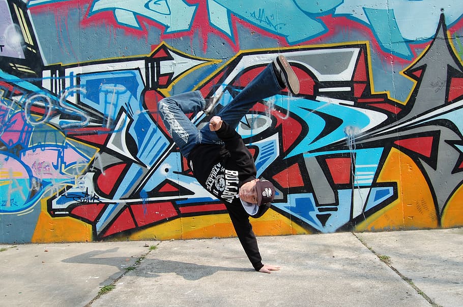 home, porta, negre, dessuadora, un, mà, stand, multicolor, graffiti de paret, durant el dia, dansa, cos, break dance, z, graffiti, una persona, longitud completa, persones reals, arquitectura, funció de construcció de parets, activitat d'oci, estils de vida, creativitat, roba casual, art de carrer, ciutat, dia, habilitat, adult jove, estructura construïda, art i artesania, homes, hip hop, a l'aire lliure, breakdance, braç humà, adolescència, 2K