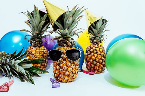 schwarz, Sonnenbrille, Ananas, Dessert, Vorspeise, Obst, Saft, Lebensmittel, saftig, bunt, Luftballons, Party, Essen und Trinken, Studioaufnahme, gesundes Essen, Tropische Frucht, Stillleben, mehrfarbig, Wahl, keine Leute, Variation, drinnen, Wohlbefinden, Frische, weißer Hintergrund, Banane, Mode, große gruppe von gegenständen, 5K, CC0, gemeinfrei, lizenzfrei
