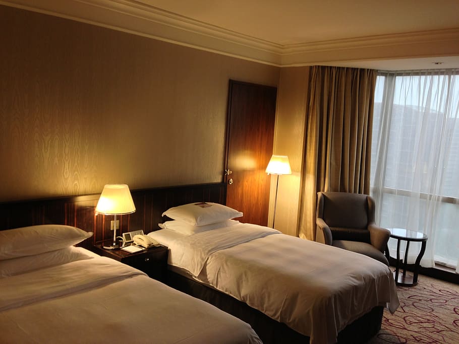 blanc, llençol, gris, llum de taula base d'acer, llit, hotel, visita, mobles, dormitori, equips d’il·luminació, a l'interior, habitació d'hotel, cortina, habitació domèstica, luxe, llum elèctrica, il·luminat, hotel de luxe, riquesa, coixí, absència, interior de casa, cap gent, còmode, interior de l'aparador, modern, suite d’hotel, acollidor, netejar, 2K