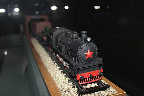 trem, modelo, estrada de ferro, ferrovia, transporte, comboio a vapor, locomotiva, iluminado, tecnologia, ninguém, indústria, fechar-se, dentro de casa, cor preta, metal, máquinas, ardente, equipamento de iluminação, fogo, comunicação, focar em primeiro plano, o negócio, arte e Artesanato, em uma sequência, equipamento, cultura artística e entretenimento, indústria metalúrgica, 5K, CC0, domínio público, royalty free