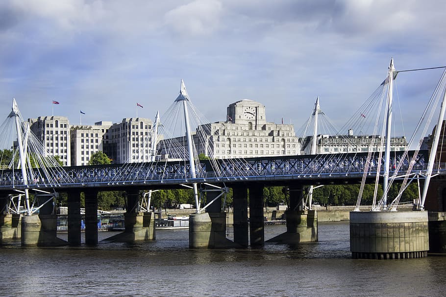 landskab, bro, arkitektur, moderne, paladser, by, flod, London, bro - menneskeskabt struktur, arkitektur og bygninger, uk, rejse steder, england, thames flod, vand, urban scene, bygget struktur, himmel, forbindelse, sky - himmel, transportmidler, bygning udvendig, dag, natur, ingen mennesker, havnefronten, udendørs, rejsemål, lang, 4K