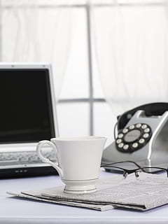 hvid keramisk teacup, telefon, kaffe, te kop, computer, notesbog, skrivebord, øve sig, råd, arbejde, teknologi, trådløs teknologi, bærbar, kaffekop, bord, krus, kop, kaffe - drikke, drikke, indendørs, meddelelse, stilleben, mad og drikke, forbindelse, ingen mennesker, forfriskning, tæt på, computerudstyr, porcelæn, tastatur, 5K, CC0, offentligt domæne, royaltyfrie