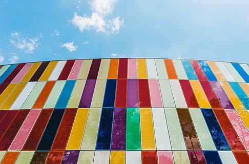 multicolore, bâtiment, jour, architecture, Infrastructure, structure, établissement, appartement, les fenêtres, condominium, un hôtel, conception, multi couleur, nuage - ciel, ciel, modèle, bleu, personne, journée, en plein air, fermer, nuancier, faible angle de vue, la nature, choix, variation, forme, Forme géométrique, textile, jaune, cote à cote, lumière du soleil, 5K, CC0, domaine public, libre de droits