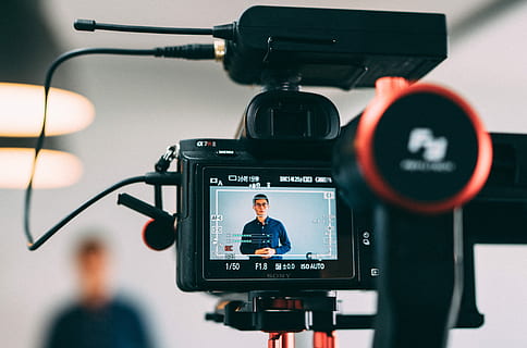 optage, sort, kamera, viser, mand, iført, blå, kjole skjorte, video, skærm, filme, teknologi, meddelelse, fotografering temaer, kamera - fotografisk udstyr, Medierne, udsendelse, fjernsynskamera, indendørs, studie, tæt på, hjemme videokamera, tv-studie, mikrofon, udstyr, input enhed, fjernsynsindustrien, studio skud, digitalt kamera, elektrisk udstyr, 5K, CC0, offentligt domæne, royaltyfrie