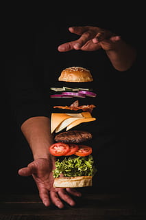 Zeitrafferfoto, Mann, halten, Burger, Person, Stapeln, Fleischburger, Zauber, elegant, schwarz, Käse, vegetarisch, Tomate, Brot, Fleisch, Speck, Levitation, Fotografie, Styling, Fast Food, Hamburger, Lebensmittel, Essen und Trinken, Sandwich, Frische, menschliche Hand, drinnen, eine Person, Hand, Studioaufnahme, menschliches Körperteil, Gemüse, schwarzer Hintergrund, ungesunde Ernährung, Brötchen, Körperteil, Essen herausnehmen, menschliches Glied, 5K, CC0, gemeinfrei, lizenzfrei
