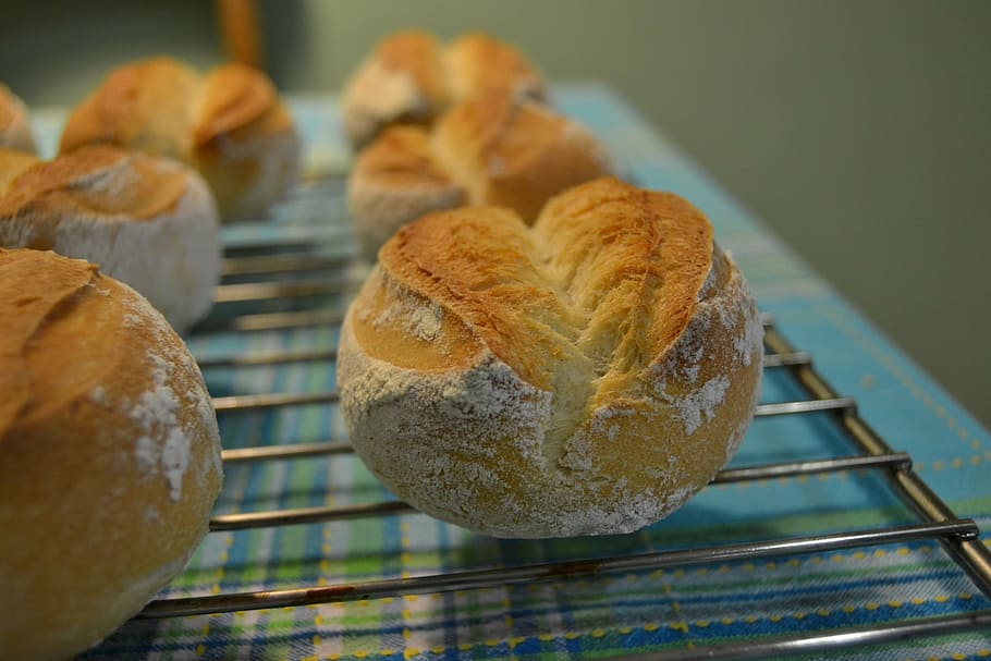 Brot, Selbstgemachtes Brot, Handwerker Brot, Essen und Trinken, Lebensmittel, Nahansicht, Frische, keine Leute, Stillleben, Fokus auf den Vordergrund, drinnen, gebacken, fertig für den Verzehr, High Angle View, gesundes Essen, Genuss, Wohlbefinden, selektiver Fokus, Tag, Tabelle, Süßes Essen, in einer Reihe, Versuchung, Snack, Diät halten, französisches Essen, 1080P