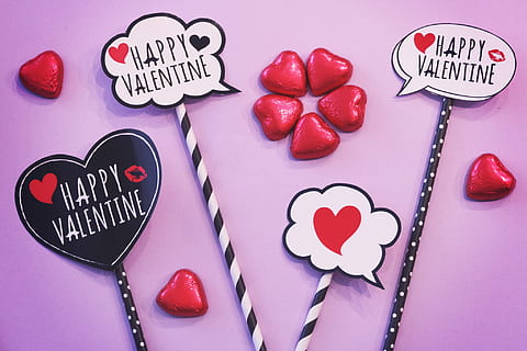 tre, valentines pinner, lykkelig, valentines, pinner, kjærlighet, hjerteform, romanse, rød, Valentinsdag - ferie, symbol, bakgrunn, illustrasjon, dekorasjon, dag, form, feiring, valentinkort, design, vestlig skript, tekst, søt mat, sukkertøy, mat, mat og Drikke, kommunikasjon, innendørs, søt, rosa farge, stilleben, overbærenhet, bakt, positiv følelse, dessert, ingen folk, nærbilde, følelse, kake, fristelse, budskap, 1080P, CC0, offentlig domene, opphavsrett gratis