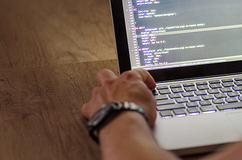 la personne, main, portable, travail, code, codage, ordinateur, développeur, développement, dispositif, électronique, html, programme, programmeur, la programmation, écran, La technologie, Technologie sans fil, la communication, main humaine, lien, équipement informatique, partie du corps humain, à l'intérieur, une personne, fermer, clavier, adulte, affaire d'entreprise, utilisant un ordinateur portable, table, clavier d'ordinateur, homme d'affaires, dactylographie, en utilisant l'ordinateur, doigt, clé d'ordinateur, 5K