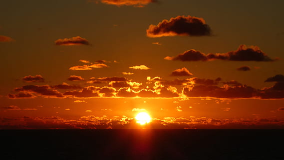 Carib, sol, humor, posta de sol, naturalesa, cel, escenics - natura, bellesa a la natura, núvol - cel, color taronja, tranquil·litat, aigua, mar, llum solar, horitzó, cel dramàtic, idíl·lic, escena tranquil·la, cap gent, silueta, horitzó sobre l’aigua, por, a l'aire lliure, fosc, brillant, 4K, CC0, domini públic, lliure de regalies