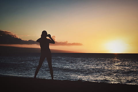 silhuet, kvinde, bedrift, kamera, kysten, gylden, time, baggrundsbelyst, strand, skyer, skumring, aften, pige, horisont, landskab, natur, ocean, udendørs, person, afspejling, sand, hav, marinemaleri, himmel, sol, solnedgang, tager foto, vand, bølger, stående, skønhed i naturen, rigtige mennesker, jord, fritidsaktivitet, livsstil, en person, Kvinder, scenics - natur, orange farve, voksen, horisont over vand, 4K, CC0, offentligt domæne, royaltyfrie