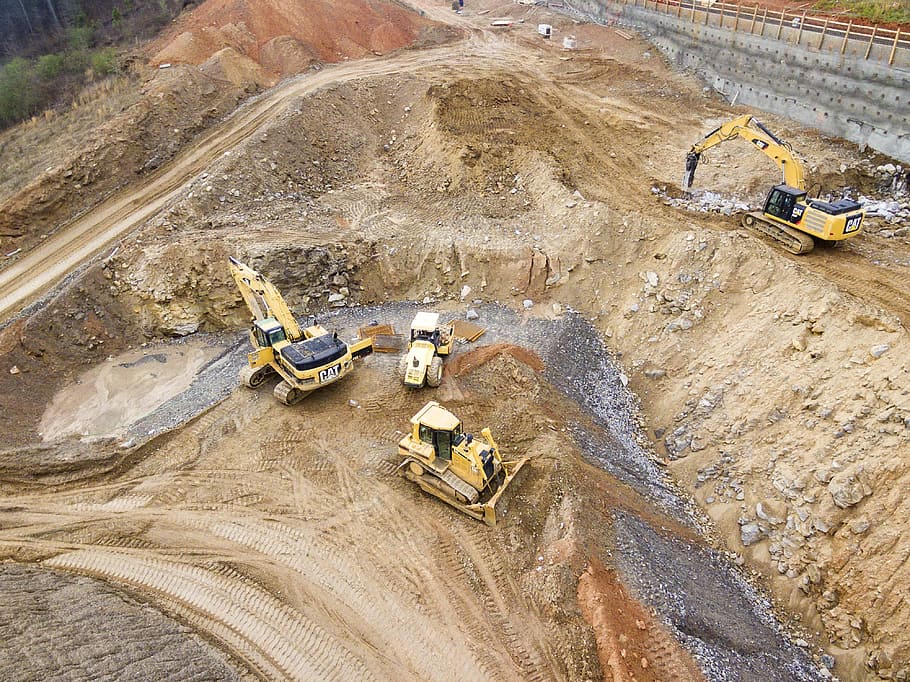 vier, Gelb, schwer, Ausrüstung, Sand, Konstruktion, Schmutz, Schlamm, Fahrzeug, Gräber, Industrie, High Angle View, Transport, Baugewerbe, Maschinen, Tag, Natur, Baustelle, Landfahrzeug, Baumaschine, Sonnenlicht, Umgebung, Transportmittel, Steinbruch, graben, draußen, Erdbewegungsmaschine, Entwicklung, industrielle Ausrüstung, Verschmutzung, 4K