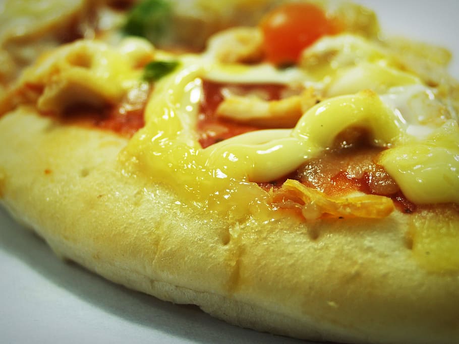 pa, menjar, pizza, al forn, formatge, close-up, cuinar, crosta, deliciós, lliurament, comestible, menjar natural, salsa, solter, tall, saborós, tomàquet, menjar i beguda, llest per menjar, frescor, menjar ràpid, primer pla, a l'interior, cap gent, menjar poc saludable, producte diari, condiment, carn, natura morta, salsitxa, gos calent, berenar, carn processada, patata, esmorzar, mostassa, 2K