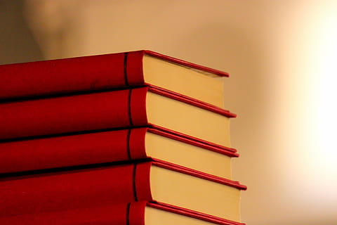 beş kırmızı kitap, kitaplar, yığın, kırmızı, kütüphane, Eğitim, ders çalışma, Edebiyat, bilgi, Üniversite, okuma, istif, öğrenmek, öğrenme, ders kitabı, kolej, kitapçı, ciltli, Araştırma, eğitici, zeka, ödev, yığılmış, ders çalışıyor, bilgelik, içeriye, duvar inşa özelliği, insansız, kapatmak, Sarı, mimari, ev içi, Desen, yapılı yapı, stüdyo çekimi, tekrarlama, nesne grubu, ahşap malzeme, orta boy nesne grubu, renkli arka plan, natürmort, düşük açılı görünüş, 5K