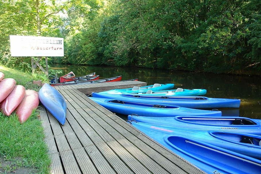 emden, canoes, arrencada, mà humana, part del cos humà, una persona, a l'aire lliure, dia, activitat d'oci, planta, arbre, vaixell nàutic, aigua, naturalesa, persones reals, transport, material de fusta, estils de vida, blau, manera de transport, relaxació, taula, 720P