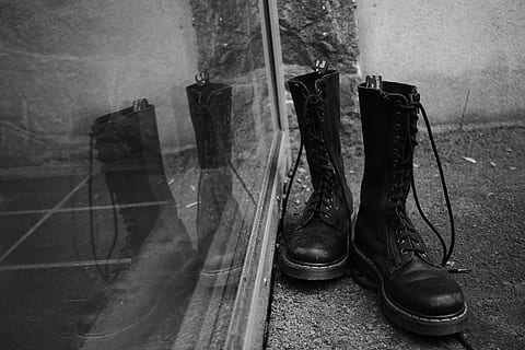ayakkabı, bot ayakkabı, dr, martens, pencere, dr, martens, yansıma, çift, siyah ve beyaz, çizme, insansız, içeriye, gün, kapatmak, natürmort, duvar inşa özelliği, deri, eski, kirli, ön plana odaklanmak, asılı, duvar, seçim, yapılı yapı, hasarlı, kişisel aksesuar, 5K, CC0, kamu malı, telif ücretsiz