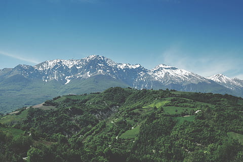 fotografía de paisaje, montaña, fotografía de montañas, distante, foto, nieve, bosque, pico, naturaleza, paisaje, scenics, cordillera, pico de la montaña, al aire libre, cielo, Alpes europeos, verano, azul, nadie, árbol, colina, belleza en la naturaleza, paisajes - naturaleza, temperatura fría, invierno, escena tranquila, tranquilidad, ambiente, Montaña cubierta de nieve, día, planta, escena no urbana, 5K, CC0, dominio público, libre de derechos
