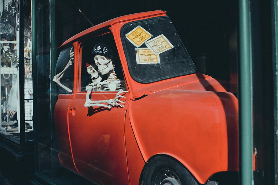 vermell, Mini cooper, esquelet, endins, cotxe, ossos, vell, transport, manera de transport, cap gent, nit, representació humana, automòbil, comunicació, vehicle terrestre, a l'aire lliure, representació, primer pla, semblança masculina, carrer, ciutat, estacionari, trànsit, 5K