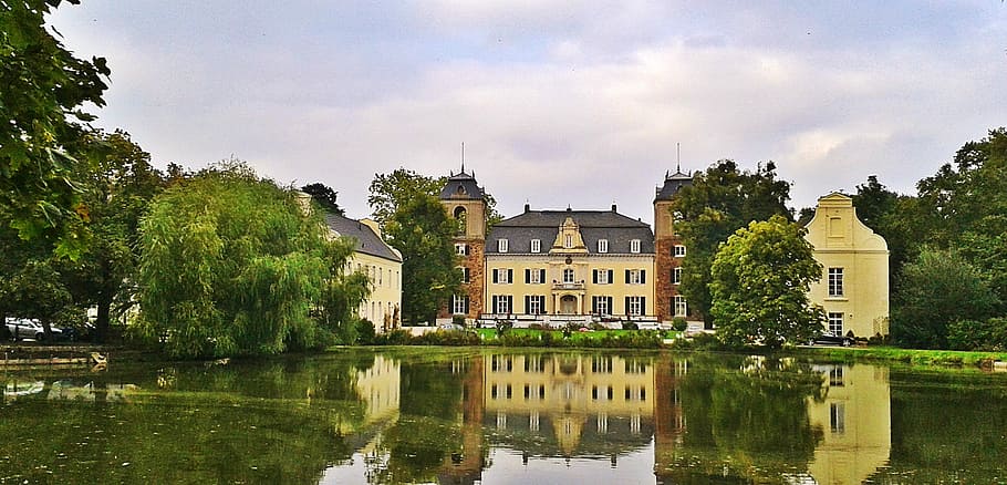 gul, malet, hus, blå, himmel, dagtimerne, malet hus, blå himmel, eifel, Euskirchen, Tyskland, moated slot, sø, Hotel, restaurant, ejendom, rejse, ferie, hjem, slotspark, slot, Schlossgarten, parkere, romantisk, idyllisk, Dam, spejling, arkitektur, bygning, træer, vandreflektion, botanik, design, havearkitektur, afspejling, vand, bygning udvendig, sky - himmel, træ, bygget struktur, boligområde, natur, plante, ingen mennesker, rejsemål, palæ, havnefronten, udendørs, luksus, 1080P