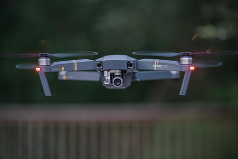 닫기, 사진술, 회색, 쿼드 코프터 무인 항공기, 닫다, 사진, 검은, Dji Mavic, 찬성, 무인 비행기, 카메라, 나는, 파리, 과학 기술, 교통, 운송 수단, 아무도, 전경 초점, 운동, 옥외, 조명, 일, 자연, 카메라 - 사진 장비, 이동중에, 흐린 동작, 육상 차량, 공항 활주로, 항공 차량, 속도, 사진 테마, 8K, CC0, 공개 도메인, 로열티 무료