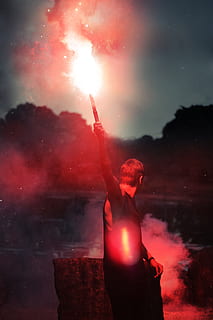 flare, lys, røg, fyr, mand, mennesker, nat, stående, en person, rigtige mennesker, bedrift, himmel, natur, rød, tre kvart længde, livsstil, fritidsaktivitet, herrer, våben, silhuet, taljen op, menneskelige arm, bevægelse, udendørs, belyst, arme hævet, 5K, CC0, offentligt domæne, royaltyfrie