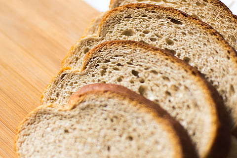 un pan, rebanada, comida, trigo, Fresco, corteza, almuerzo, comer, horneado, natural, todo, Sandwich, grano, trozo, rebanada de pan, frescura, marrón, desayuno, panadería, harina, de cerca, material de madera, alimentación saludable, orgánico, comida y bebida, adentro, bienestar, enfoque selectivo, foto de estudio, primer plano extremo, nadie, macro, grano integral, vista de alto ángulo, naturaleza muerta, pan moreno, grupo de objetos, grano de madera, 4K, CC0, dominio público, libre de derechos