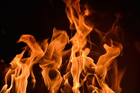 ild, flammer, brænding, element, hed, brand - naturligt fænomen, flamme, varme - temperatur, helvede, røg - fysisk struktur, sort baggrund, natur, bevægelse, advarselsskilt, ingen mennesker, skilt, nat, meddelelse, bål, tæt på, orange farve, glødende, studio skud, brændt, lejrbål, 5K, CC0, offentligt domæne, royaltyfrie