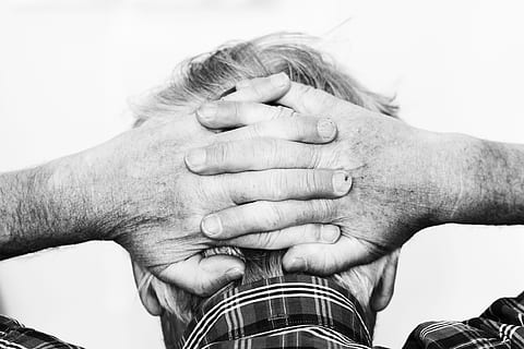mani, capo, umano, vecchio, uomo, persona, ritratto, mano, mano umana, parte del corpo umano, musica, strumento musicale, parte del corpo, persone, adulto, girato in studio, avvicinamento, cultura artistica e intrattenimento, giocando, artista, sfondo bianco, musicista, detenzione, attrezzatura musicale, dito, disperazione, arto umano, depressione - tristezza, Capello umano, 4K, CC0, dominio pubblico, privo di copyright
