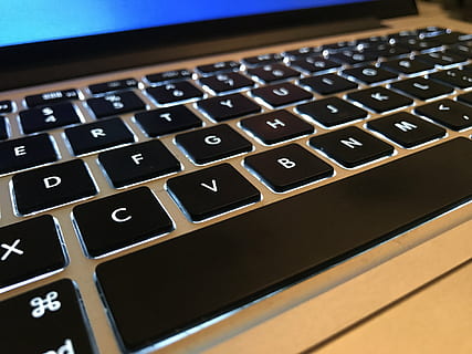 macbook pro-toetsenbord, toetsenbord, computer, appel, digitaal, Mac, laptop, technologie, ontwerp, apparaat, communicatie, web, werkplaats, oranje, backlit, gloed, brieven, type, geen mensen, computer sleutel, binnenshuis, alfabet, detailopname, Draadloze technologie, dag, computerapparatuur, computer deel, verbinding, brief, tekst, internet, hoge hoekmening, computer netwerk, keypad, Computer misdaad, 4K, CC0, publiek domein, royaltyvrij