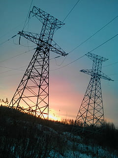 électricité, Tension, industrie, énergie, diffuser, ciel, station, production de carburant et d'électricité, La technologie, câble, ligne électrique, pylône électrique, source de courant, le coucher du soleil, faible angle de vue, lien, personne, la nature, champ, terre, environnement, silhouette, grand - haut, métal, architecture, en plein air, complexité, équipement électrique, 2K, CC0, domaine public, libre de droits