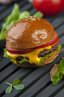 Käseburger, hölzern, Oberfläche, flach, fokus fotografie, Hamburger, Burger, Rindfleischburger, Brötchen, Senf, Sandwich, Fast Food, Essen und Trinken, Lebensmittel, Brot, ungesunde Ernährung, Frische, fertig für den Verzehr, Tabelle, Gemüse, Tomate, Stillleben, keine Leute, Obst, Nahansicht, Fleisch, Essen herausnehmen, Mahlzeit, Snack, 4K, CC0, gemeinfrei, lizenzfrei
