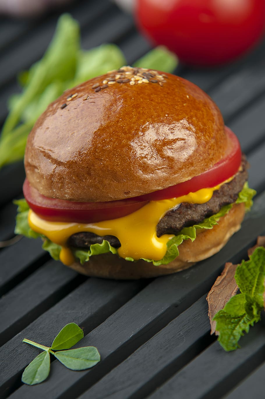 Käseburger, hölzern, Oberfläche, flach, fokus fotografie, Hamburger, Burger, Rindfleischburger, Brötchen, Senf, Sandwich, Fast Food, Essen und Trinken, Lebensmittel, Brot, ungesunde Ernährung, Frische, fertig für den Verzehr, Tabelle, Gemüse, Tomate, Stillleben, keine Leute, Obst, Nahansicht, Fleisch, Essen herausnehmen, Mahlzeit, Snack, 4K