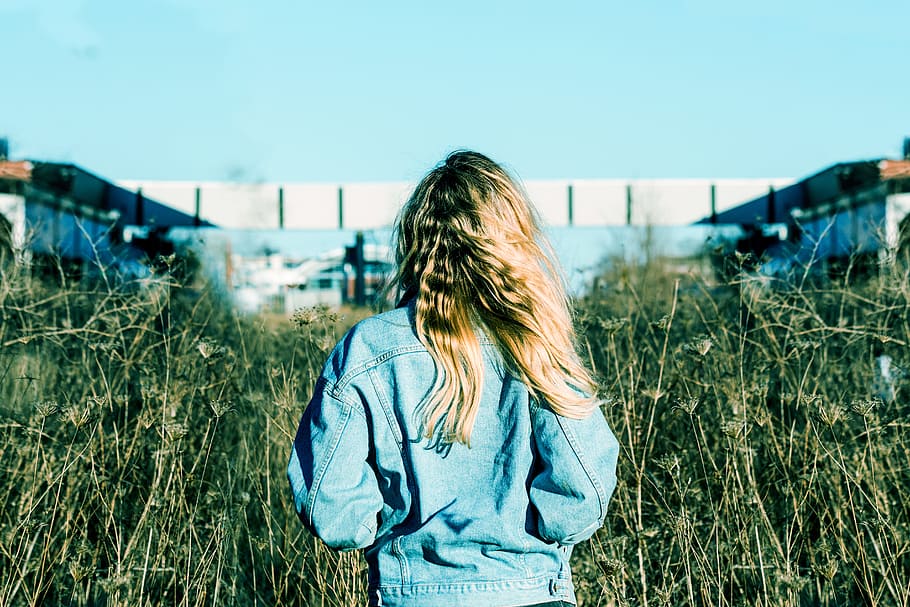 kvinde, iført, blå, denimjakke, stående, græsfelt, overfladisk, fokus fotografering, tilbage, kvinde i blå, blå denim, huse, dagtimerne, Kvinder, udendørs, mennesker, en person, hunner, natur, kaukasisk etnicitet, sommer, bagfra, ung voksen, voksen, livsstil, Mark, landlige scene, græs, skønhed, langt hår, kun en kvinde, dag, rigtige mennesker, hår, frisure, fritidsaktivitet, jord, plante, taljen op, fokus på forgrunden, sollys, teenager, 5K