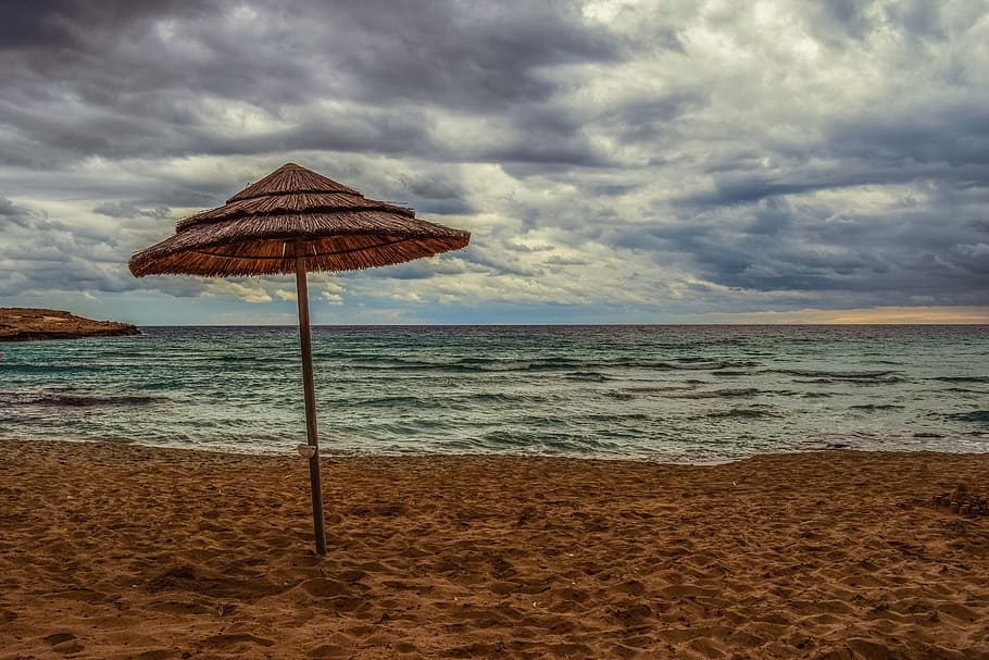 marró, casa de camp, vora del mar, platja, buit, paraigua, cel, núvols, núvol, naturalesa, tardor, final de temporada, paisatge, platja de nissi, Xipre, mar, aigua, núvol - cel, terra, bellesa a la natura, escenics - natura, escena tranquil·la, horitzó, horitzó sobre l’aigua, tranquil·litat, sorra, para-sol, cap gent, escena no urbana, dia, a l'aire lliure, 5K