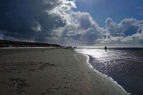 canvis meteorològics, sol, pluja, núvols, cel, infern, fosc, tempesta, platja, Costa, aigües, mar, aigua, terra, núvol - cel, sorra, escenics - natura, bellesa a la natura, horitzó, horitzó sobre l’aigua, tranquil·litat, naturalesa, escena tranquil·la, persones incidentals, dia, a l'aire lliure, una persona, idíl·lic, 5K, CC0, domini públic, lliure de regalies