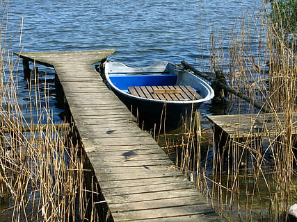 vora del llac, embarcador, arrencada, naturalesa, llac, vaixell nàutic, aigua, material de fusta, a l'aire lliure, moll, riu, cap gent, amarrat, dia, transport, tranquil·litat, barana, el camí a seguir, buit, manera de transport, fusta, panells de fusta, absència, barca de rems, 4K, CC0, domini públic, lliure de regalies